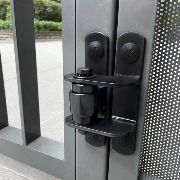 Shutit Badass CI3720B (on gate)